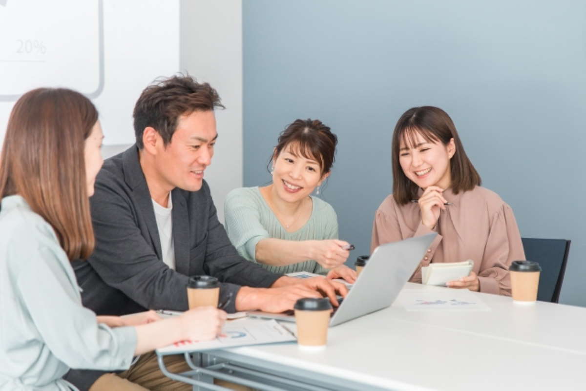 ミーティング中の男女
