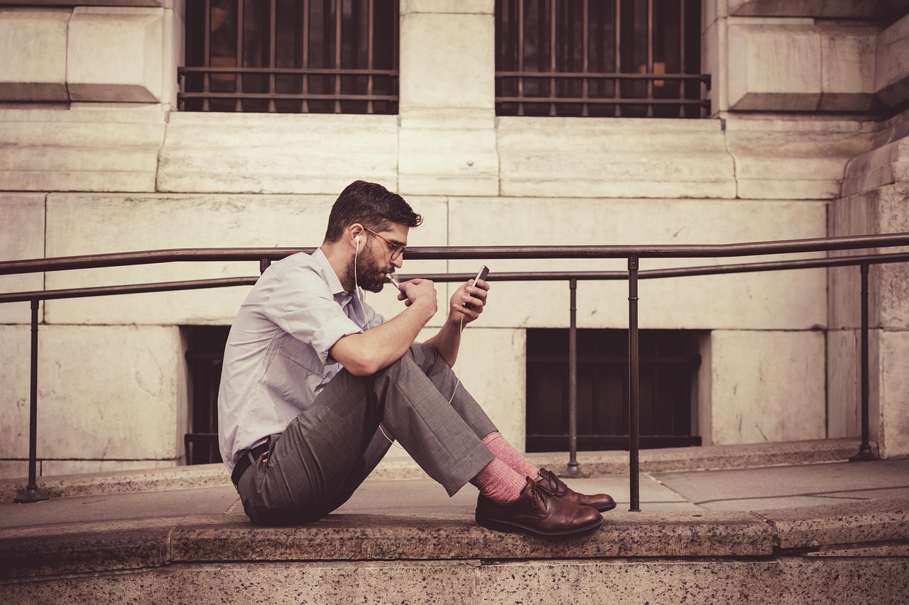 スマホを見つめる人物